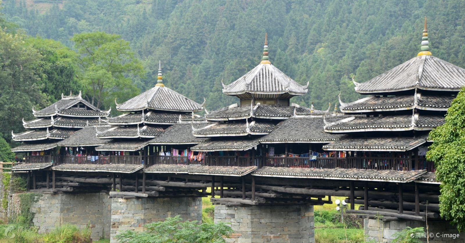 •漫步风光优美的侗寨，参观历史悠久的程阳风雨桥，体...